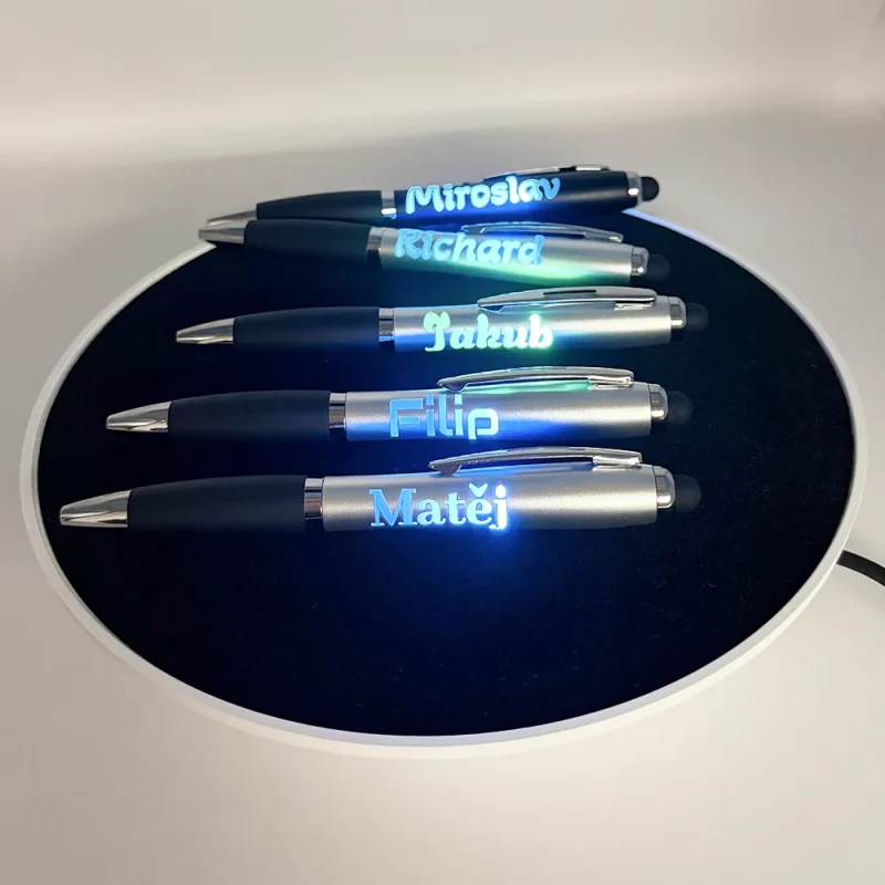 LED pero s barevným světlem